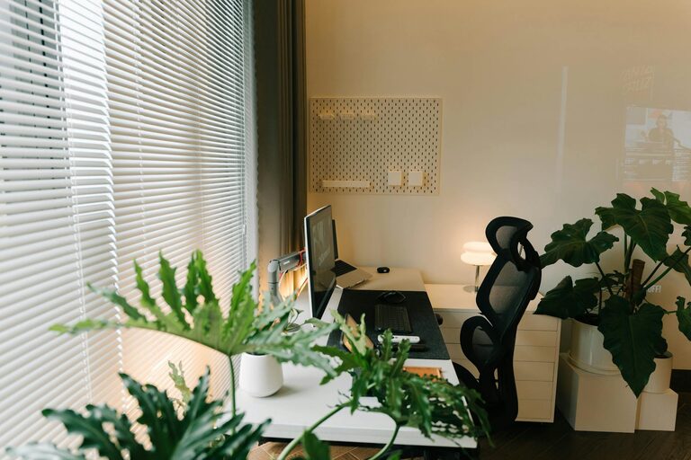 Consejos prácticos para crear un espacio de trabajo cómodo y productivo en casa